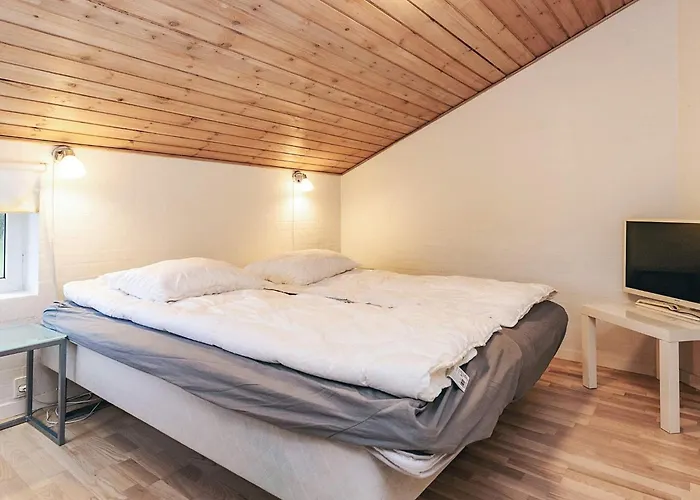 10 Person In * Hjørring